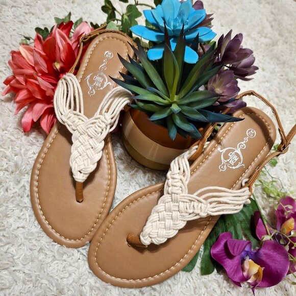 Sole Mates Shoes - Sole Mates Brand, Flat Shoes Sandals Thongs. Tan Off-White Macramé. Size M 7/8